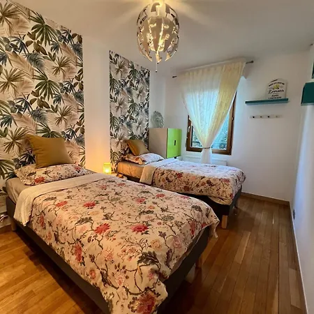 Spacious 2br Balcony And Ac شقة